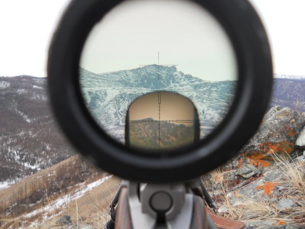 вид на гору через прицел